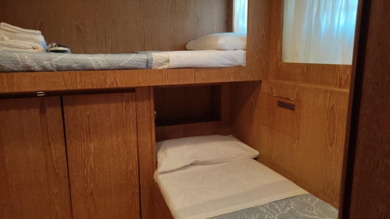 Hotel Boat & Breakfast Lucretia, Luxury Yacht Àrbatax Exterior foto
