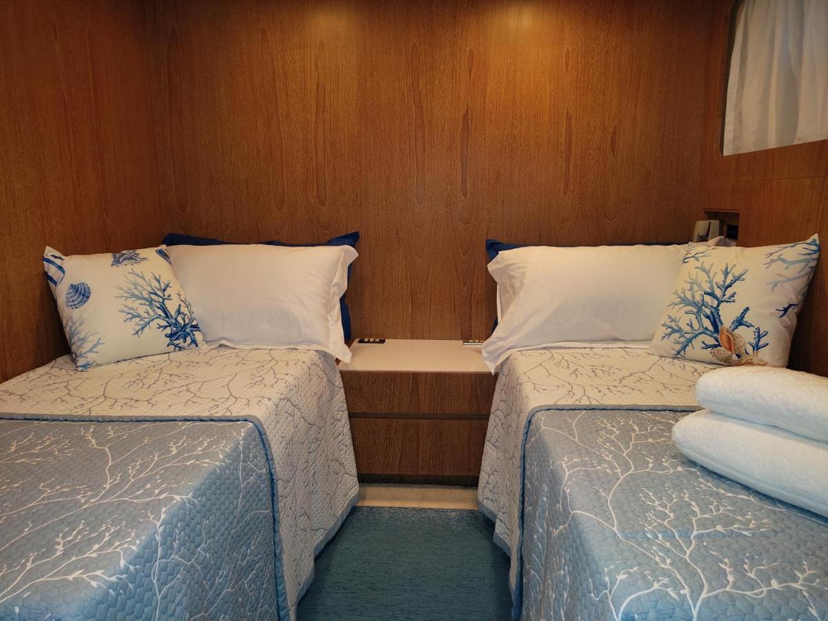 Hotel Boat & Breakfast Lucretia, Luxury Yacht Àrbatax Exterior foto