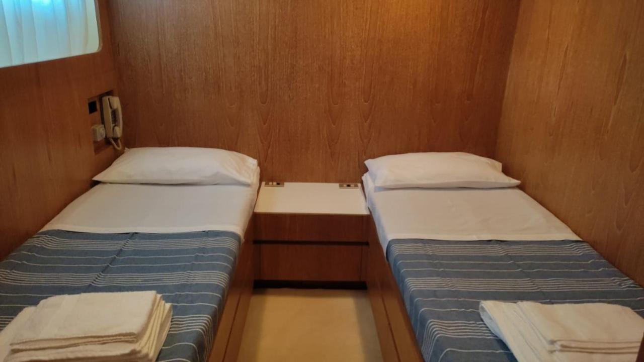 Hotel Boat & Breakfast Lucretia, Luxury Yacht Àrbatax Exterior foto