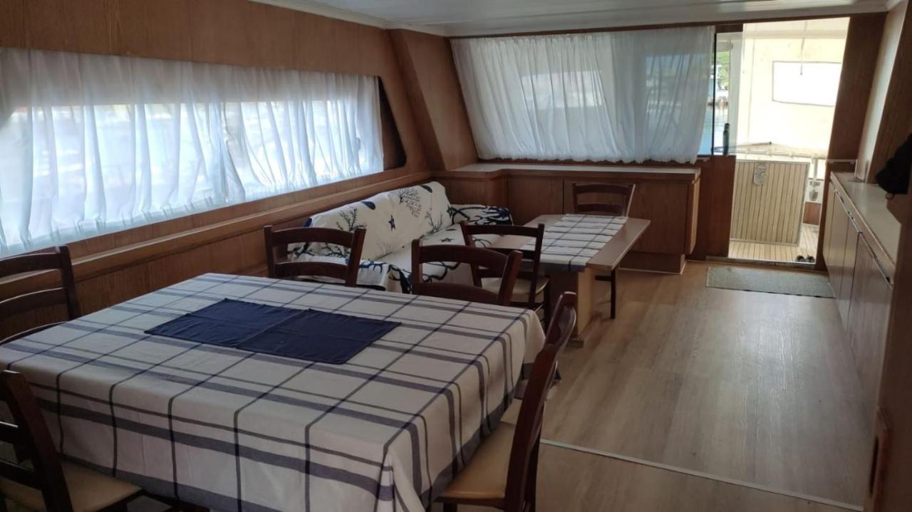 Hotel Boat & Breakfast Lucretia, Luxury Yacht Àrbatax Exterior foto
