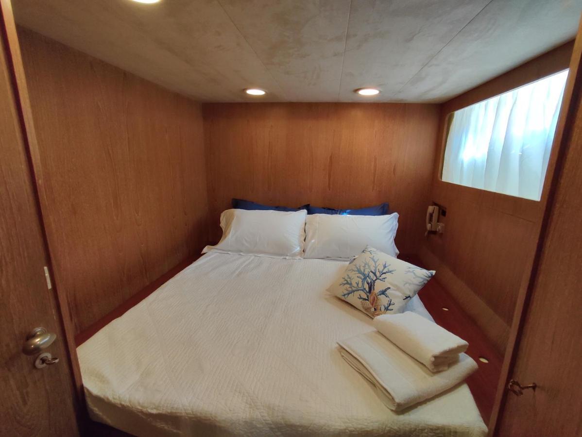 Hotel Boat & Breakfast Lucretia, Luxury Yacht Àrbatax Exterior foto