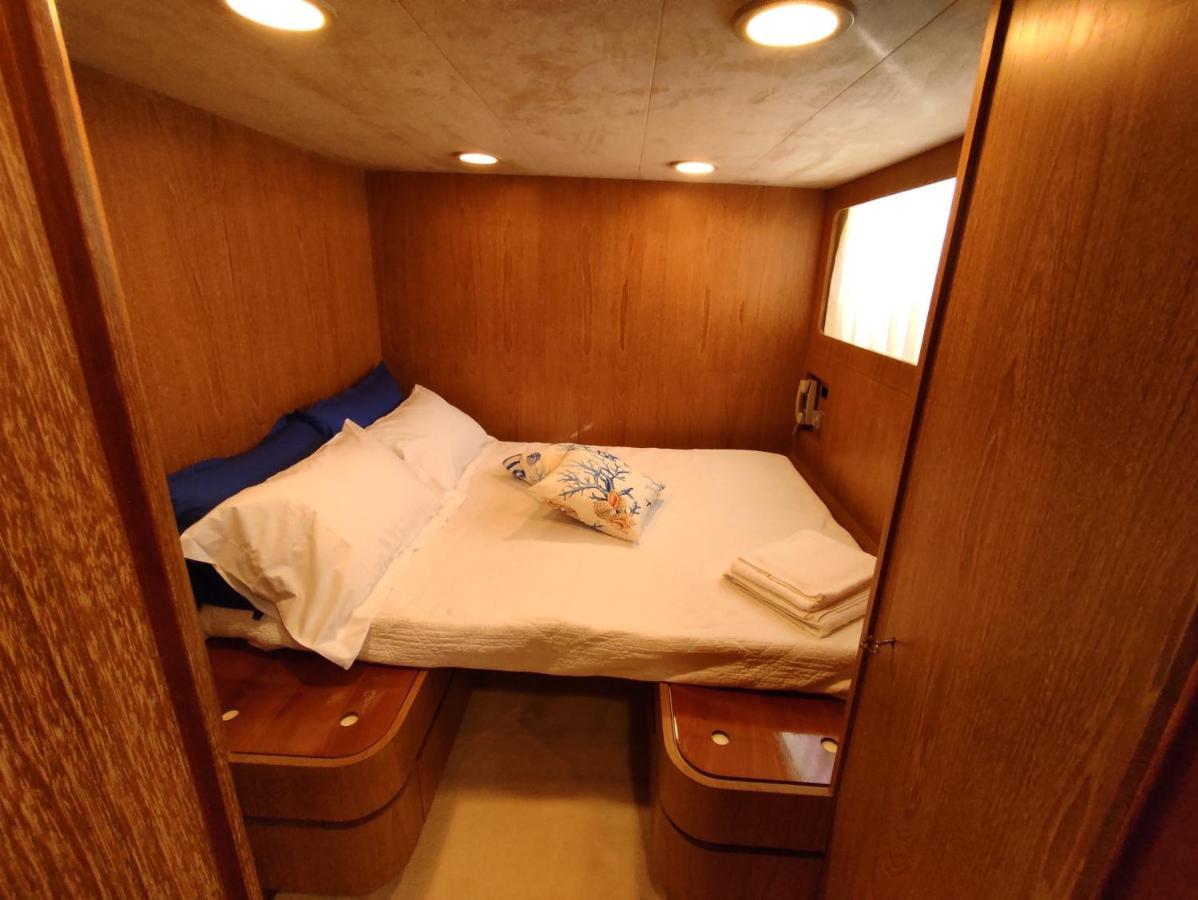 Hotel Boat & Breakfast Lucretia, Luxury Yacht Àrbatax Exterior foto